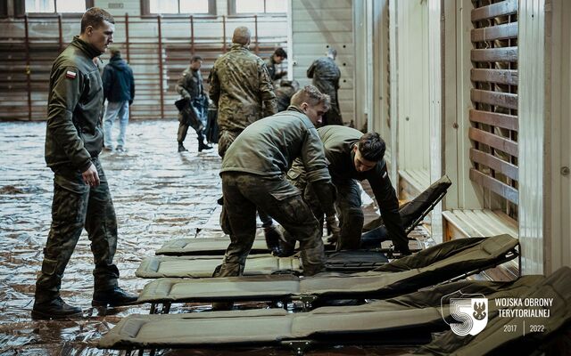 Szczecin. Terytorialsi z zachodniopomorskiej Brygady OT budują punkt recepcyjny.