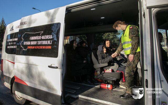 Olsztyn. Terytorialsi wspierają transport uchodźców z Ukrainy.