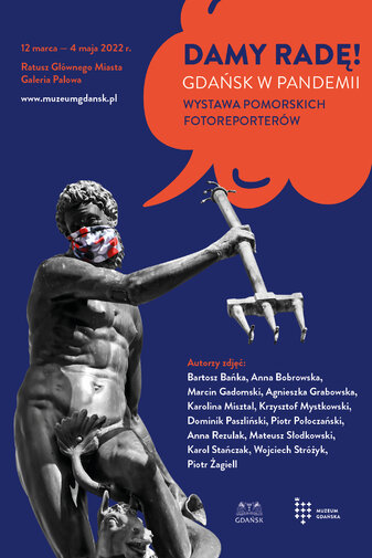 Grafika wystawy. Posąg Neptuna z maseczką na twarzy. W czerwonej chmurce napis: Damy radę! Gdańsk w pandemii. Wystawa pomorskich fotoreporterów.   
