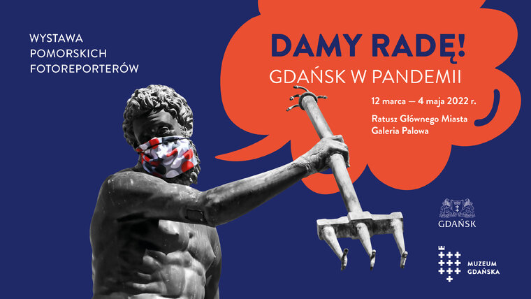 Grafika wystawy. Posąg Neptuna z maseczką na twarzy. W czerwonej chmurce napis: Damy radę! Gdańsk w pandemii. Wystawa pomorskich fotoreporterów.   