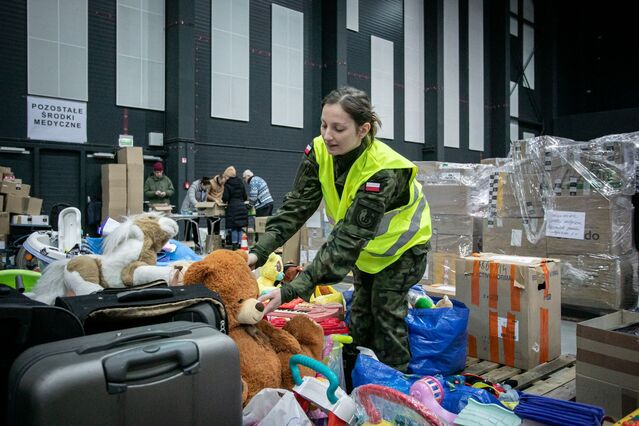 Żołnierze 8KPBOT pracują w magazynie logistycznym Bydgoskiego CTW