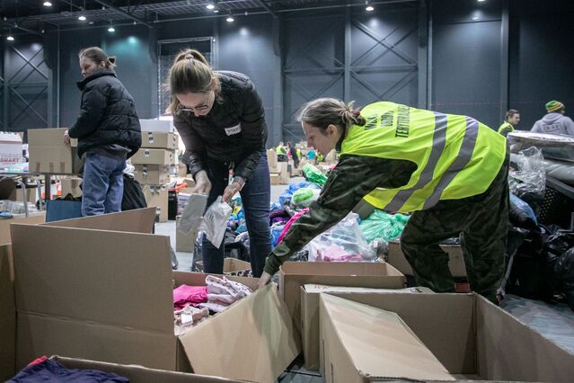 Żołnierze 8KPBOT pracują w magazynie logistycznym Bydgoskiego CTW