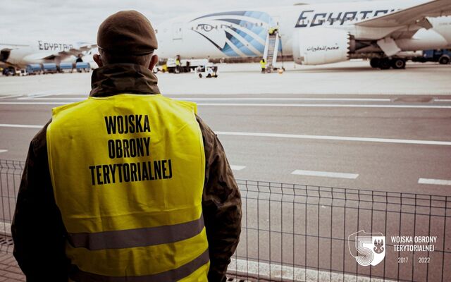 Port lotniczy Szczecin - Goleniów. Żołnierze WOT z Zachodniego Pomorza wspierają przyjęcie uchodźców