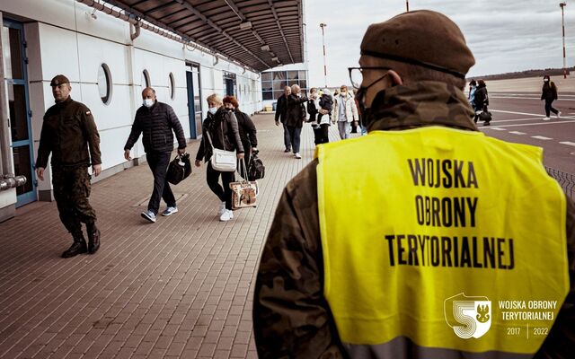 Port lotniczy Szczecin - Goleniów. Żołnierze WOT z Zachodniego Pomorza wspierają przyjęcie uchodźców