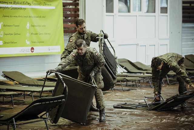 Szczecin. Żołnierze WOT przygotowują miejsca do czasowego pobytu dla uchodźców