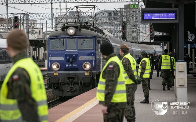 Gdynia. Terytorialsi 7. brygady OT wspierają przyjęcie uchodźców.