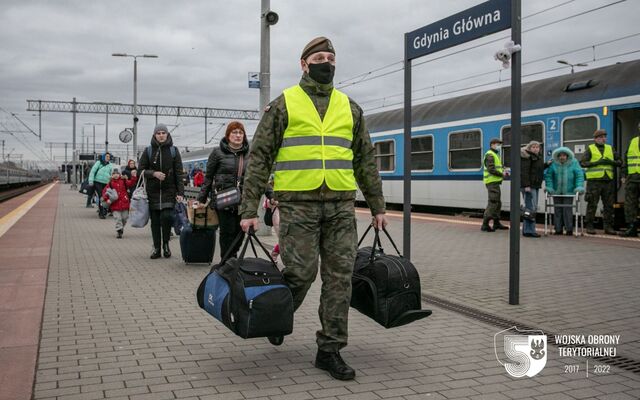 Gdynia. Terytorialsi 7. brygady OT wspierają przyjęcie uchodźców.