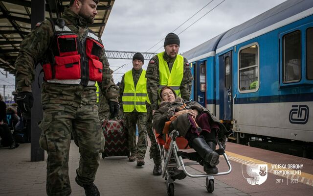 Gdynia. Terytorialsi 7. brygady OT wspierają przyjęcie uchodźców.