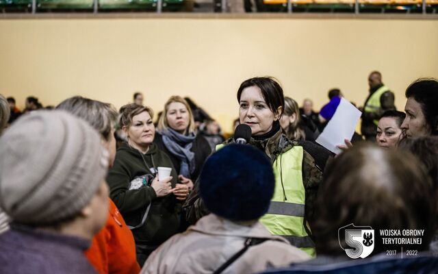 Sędziszów. Żołnierze WOT służą w Punkcie Recepcyjnym.