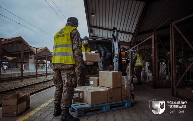 Podkarpaccy terytorialsi pomagają w punktach recepcyjnych.