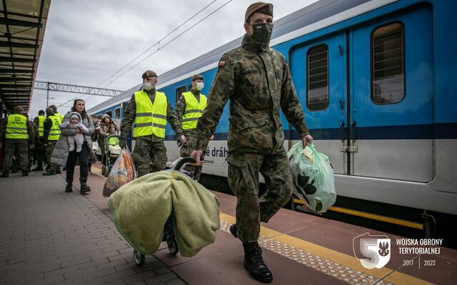 Gdynia. Pomorscy terytorialsi wspierają punkt recepcyjny na dworcu PKP.