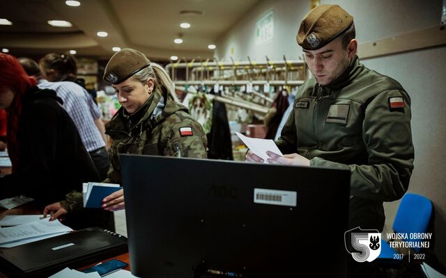 Chelm. Dworzec PKP. Żołnierze WOT z Lubelszczyzny wspierają punkt informacyjny