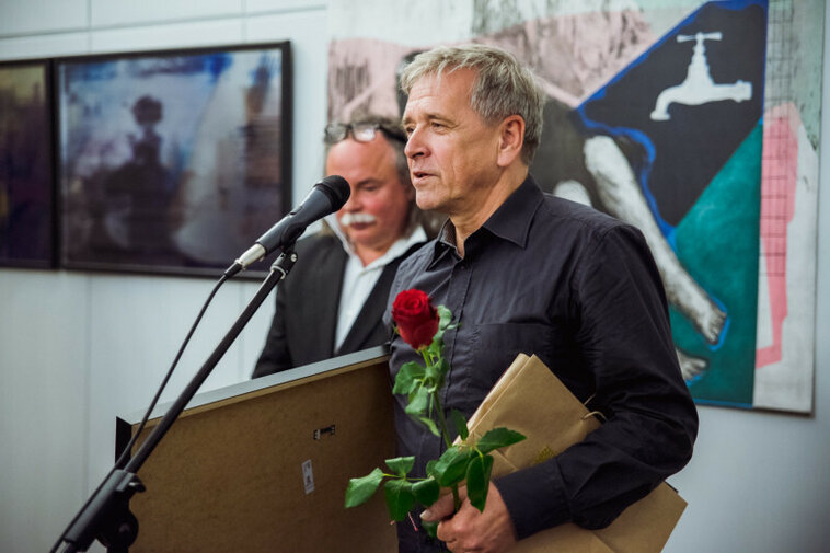 Na zdjęciu Roman Gajewski podczas Gali wręczenia nagród za Pomorska Grafikę Roku 2016.