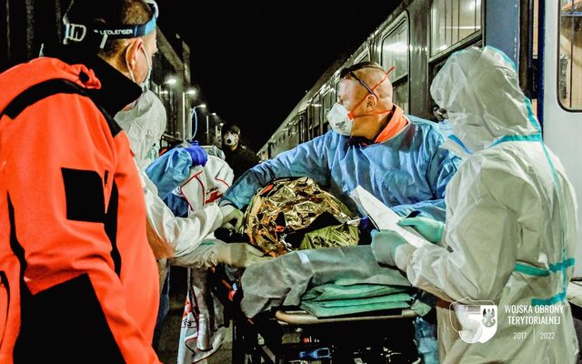 Kielce. Świętokrzyscy terytorialsi wspierają transport chorych dzieci z Ukrainy.