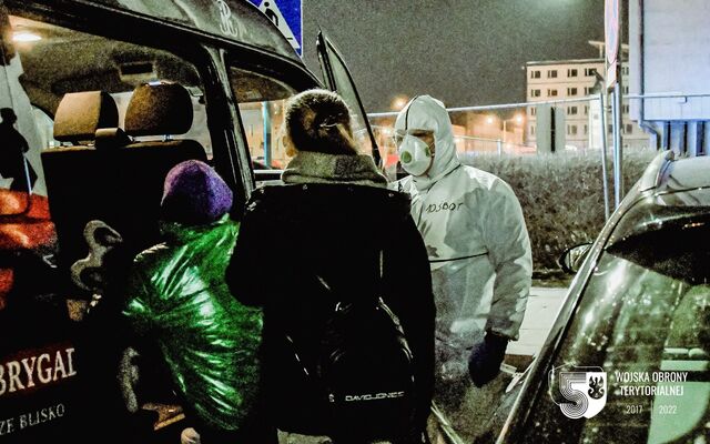 Kielce. Świętokrzyscy terytorialsi wspierają transport chorych dzieci z Ukrainy.