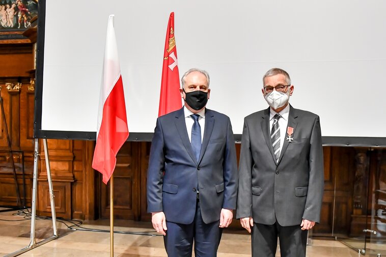 Dariusz Drelich i Grzegorz Szychliński. W tle flagi Polski i Gdańska 