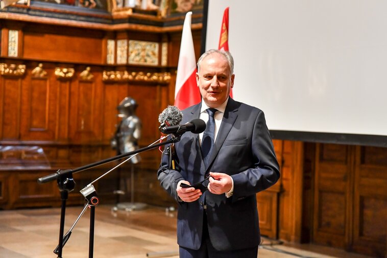 Zdjęcie. Dariusz Drelich przemawia w Wielkiej Hali Dworu Artusa. 