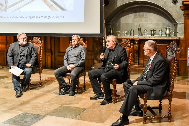 Zdjęcie. Od lewej: Wojciech Suleciński, Roman Gajewski, Jacek Kornacki i Grzegorz Szychliński debatują w Wielkiej Hali Dworu Artusa. 