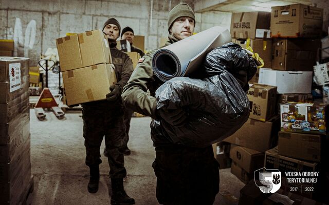 Ełk. Warmińsko-mazurscy terytorialsi podczas wsparcia załadunku pomocy humanitarnej.