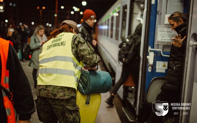 Wrocław. Niezawodna pomoc dolnośląskich terytorialsów w punkcie recepcyjnym na dworcu PKP.