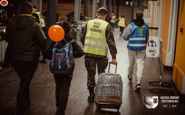 Wrocław. Niezawodna pomoc dolnośląskich terytorialsów w punkcie recepcyjnym na dworcu PKP.