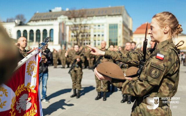 Wrocław. Przysięga dolnośląskich terytorialsów na Placu Wolności.