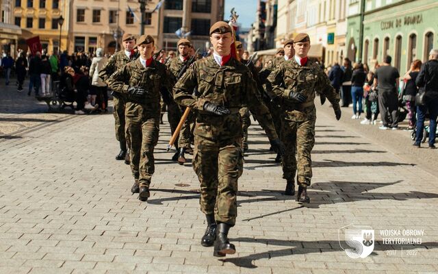 Wrocław. Przysięga dolnośląskich terytorialsów na Placu Wolności.