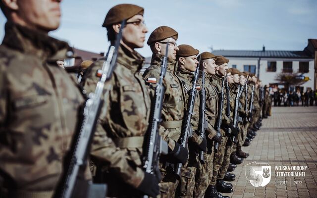 Chęciny. Przysięga nowych żołnierzy 10 Świętokrzyskiej Brygady OT.