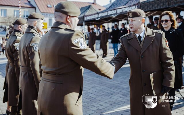 Chęciny. Przysięga nowych żołnierzy 10 Świętokrzyskiej Brygady OT.