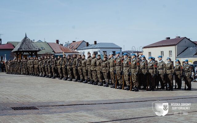 Chęciny. Przysięga nowych żołnierzy 10 Świętokrzyskiej Brygady OT.