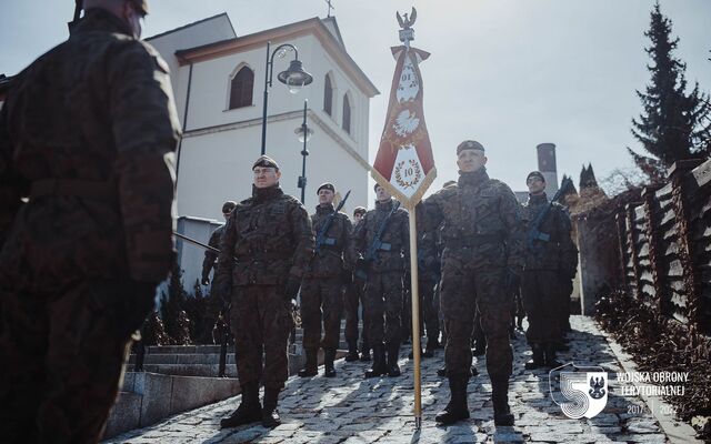 Chęciny. Przysięga nowych żołnierzy 10 Świętokrzyskiej Brygady OT.