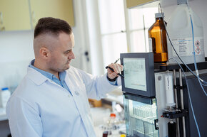 Prof. Sebastian Demkowicz przy chromatografie cieczowym typu "flash", służącym do izolacji i oczyszczania produktów z mieszanin poreakcyjnych. Fot. Bartosz Bańka / Politechnika Gdańska