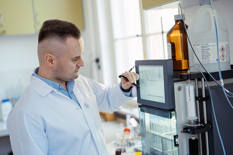 Prof. Sebastian Demkowicz przy chromatografie cieczowym typu "flash", służącym do izolacji i oczyszczania produktów z mieszanin poreakcyjnych. Fot. Bartosz Bańka / Politechnika Gdańska
