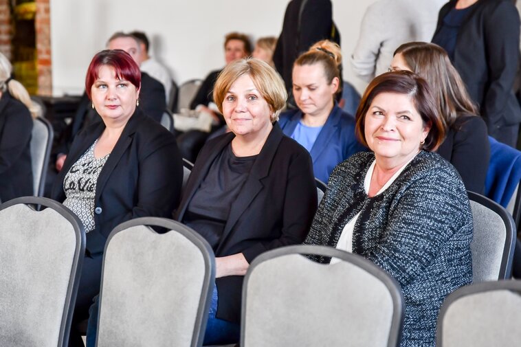 Medalami zostały odznaczone od lewej: Anna Ossowska, Ilona Hajdamowicz oraz Elżbieta Miłosierna. 