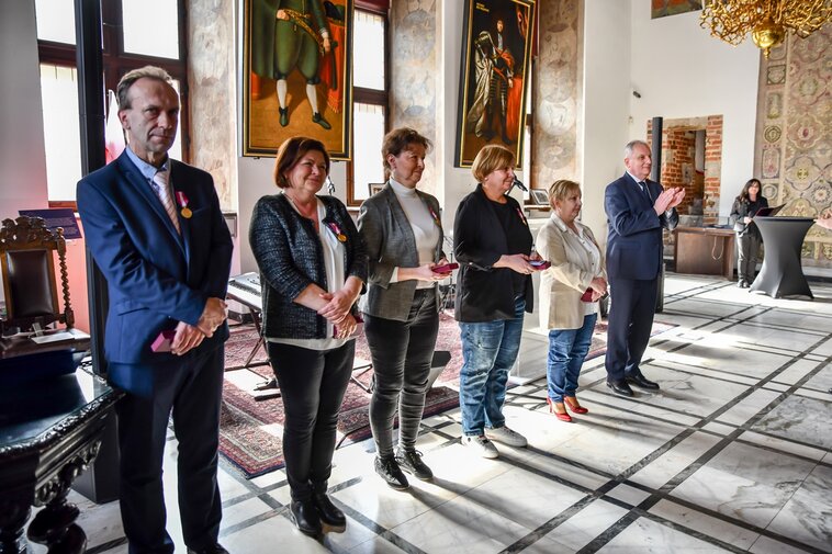 Odznaczeni Złotym Medalem za Długoletnią Służbę. Od lewej Tadeusz Stojałowski, Elżbieta Miłosierna, Bożena Kowalczuk, Ilona Hajdamowicz i Elżbieta Barczewska. Na końcu Wojewoda Pomorski, Dariusz Drelich. 