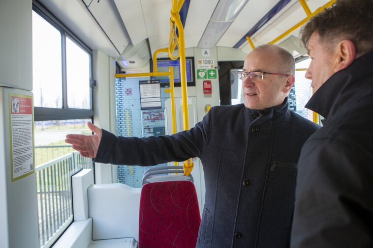 Maciej Lisicki prezentuje biogram Z. Chychły w tramwaju jego imienia. 