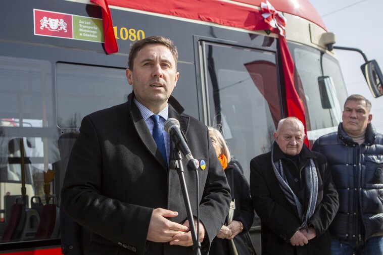 Piotr Borawski przemawia podczas uroczystości nadania tramwajowi imienia Zygmunta Chychły. 