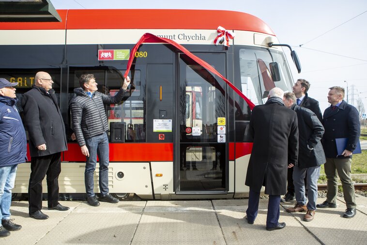 Odsłonięcie napisu z imieniem i nazwiskiem patrona tramwaju.