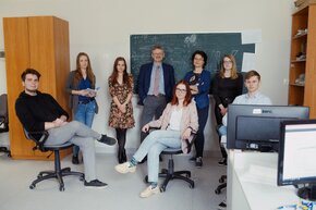 Na zdj. od lewej: Kuba Młodawski, mgr inż. Marta Marszewska, inż. Sylwia Szczepańska, prof. Marek Maryański, inż. Julia Leszczyńska, prof. Brygida Mielewska, Klaudia Prusik, mgr inż. Jakub Czubek. Fot. Bartosz Bańka / Politechnika Gdańska