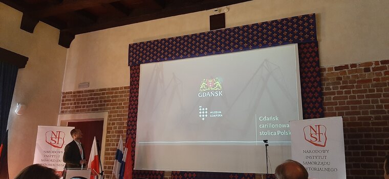 Krzysztof Adamczyk podczas prezentacji gdańskiej kultury carillonowej. 