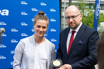 Natalia Partyka przekazała wylicytowany przez Fundację Enea złoty medal paraolimpijski (1)
