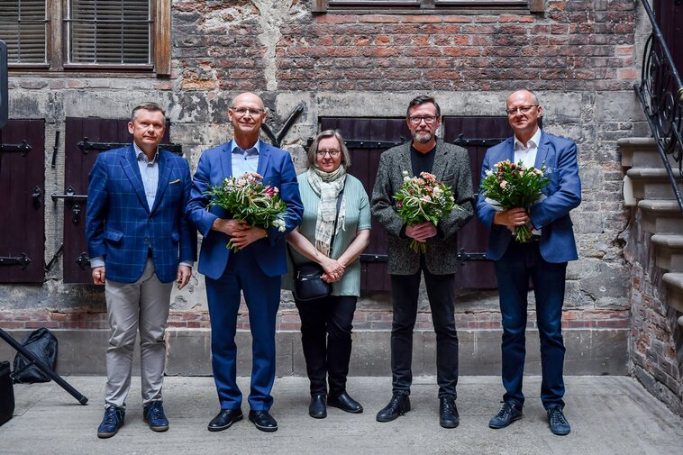 Od lewej Waldemar Ossowski, dyrektor Muzeum Gdańska, Piotr Popiński - kolekcjoner, Ewa Szymańska, z-ca dyrektora Muzeum Gdańska, Jerzy Wojciech Wołodźko oraz Mirosław Podeszwik - kolekcjoner.  