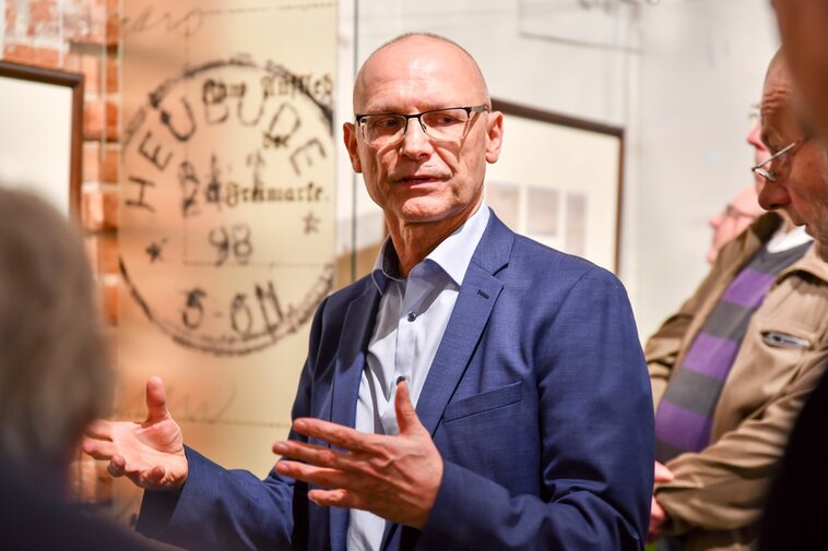 Piotr Popiński, kolekcjoner pocztówek. 