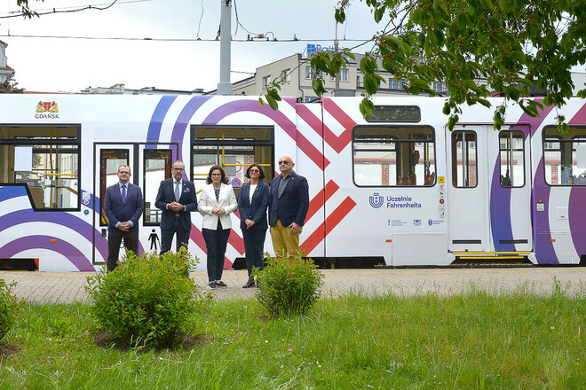 Na zdj. od lewej: prof. Michał Markuszewski, prorektor GUMed, prof. Piotr Stepnowski, rektor UG, Aleksandra Dulkiewicz, prezydent Gdańska, prof. Adriana Zaleska-Medynska, dyrektor Związku Uczelni Fahrenheita, prof. Dariusz Mikielewicz, prorektor PG. W tle tramwaj Uczelni Fahrenheita. Fot. Krzysztof Krzempek / Politechnika Gdańska