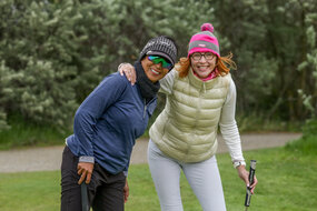 Rhea Wiatr (z lewej) to zwyciężczyni w kategorii „Open – Strokeplay Brutto – kobiety”. W turnieju udział wzięła także Agnieszka Ostrowska.