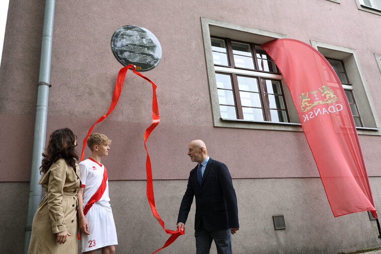 Aleksandra Dulkiewicz, prezydent Gdańska, zawodnik Gedanii oraz Jerzy Bellwon, syn upamiętnionych. 