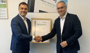 Certyfikat Energia 2051 potwierdza, że stacje GreenWay Polska w wybranych lokalizacjach, od początku lipca do końca grudnia 2021 roku, zasilane były w 100 proc. energią z odnawialnych źródeł Grupy Polenergia. Od lewej: Marcin Frątczak, Rafał Czyżewski