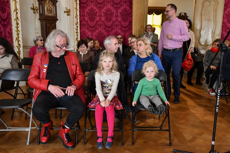 W wernisażu uczestniczyły również dzieci. Po lewej Andrzej Stelmasiewicz, gdański radny.  