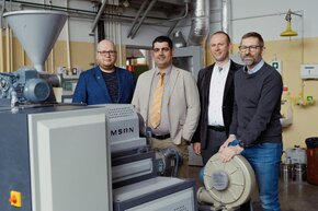 Od lewej: prof. Jacek Ryl, prof. Mohammad Reza Saeb, prof. Krzysztof Formela i prof. Robert Bogdanowicz przy wytłaczarce planetarnej służącej do sporządzania mieszanin polimerowych, które mogą być wykorzystywane do druku w technologii 3D