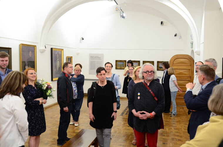 Obrazy zaprezentowano na 4 salach wystawowych. Na zdjęciu uczestnicy wernisażu w "Galerii portretów i pejzaży"